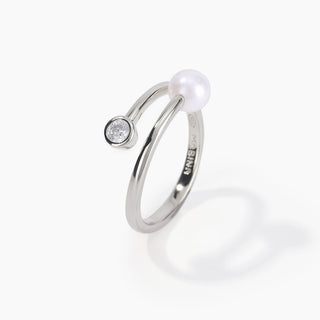 Anello contrarié in argento con perla coltivata e zircone