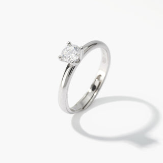 Anello solitario in argento con zircone