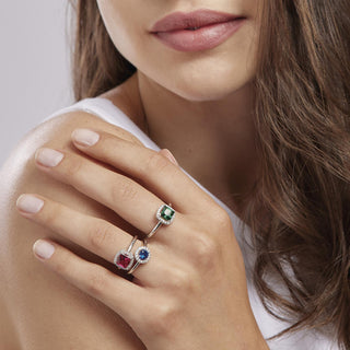 Anello in argento con smeraldo sintetico taglio cuscino antico e zirconi