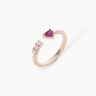 Anello aperto in argento placcato oro rosa con rubino sintetico taglio cuore e zirconi
