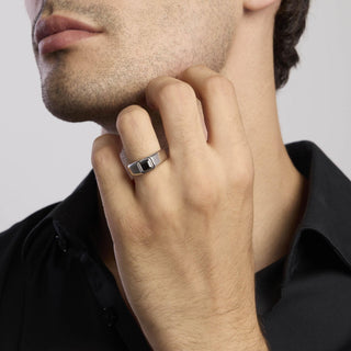 Anello in argento con zircone nero