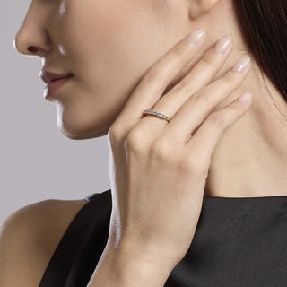 Anello veretta in argento dorato con zirconi