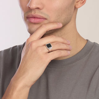 Anello chevalier con zirconi neri da uomo