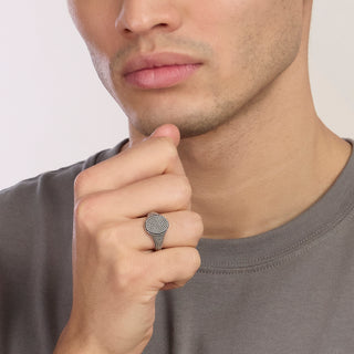 Anello chevalier ovale con borchie da uomo