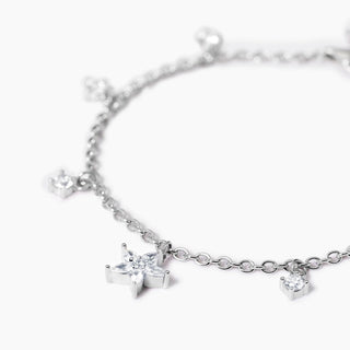 Bracciale in argento con ciondolo a fiore e zirconi