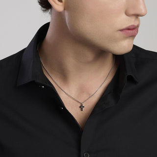 Collana da uomo in argento con croce e zirconi neri