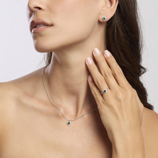 Orecchini in argento con smeraldi sintetici taglio cuore