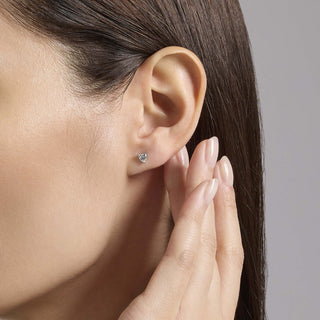 Orecchini a lobo in argento con zircone cuore