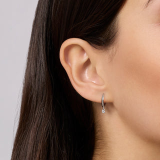 Orecchini a cerchio con pendente in diamante lab-grown