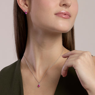Orecchini con cuore pendente in corindone rosa sintetico