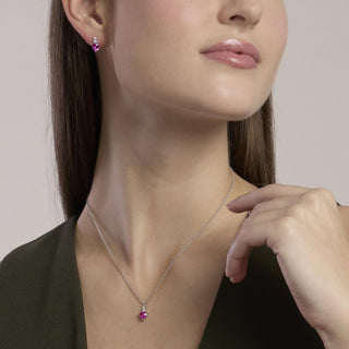 Orecchini con cuore pendente in corindone rosa sintetico