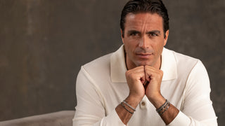 Alessandro MAtri indossa una selezione di bracciali Mabina Uomo
