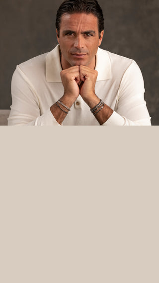 Alessandro MAtri indossa una selezione di bracciali Mabina Uomo